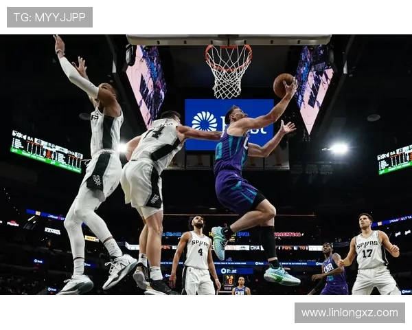 特纳高效发挥仅靠三分球贡献15分7篮板2助攻3抢断展现全面能力